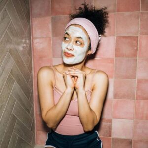 Vrouw met een gezichtsmasker, voor de communitygroep Leefstijl en selfcare