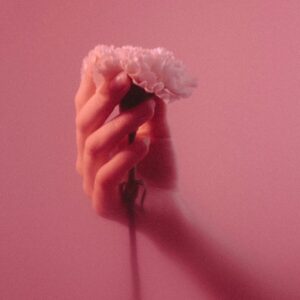 Hand met roze scrunchie, voor de groep (On)Vruchtbaarheid