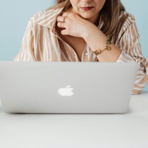 Vrouw achter een laptop, voor de groep Werk en carriere